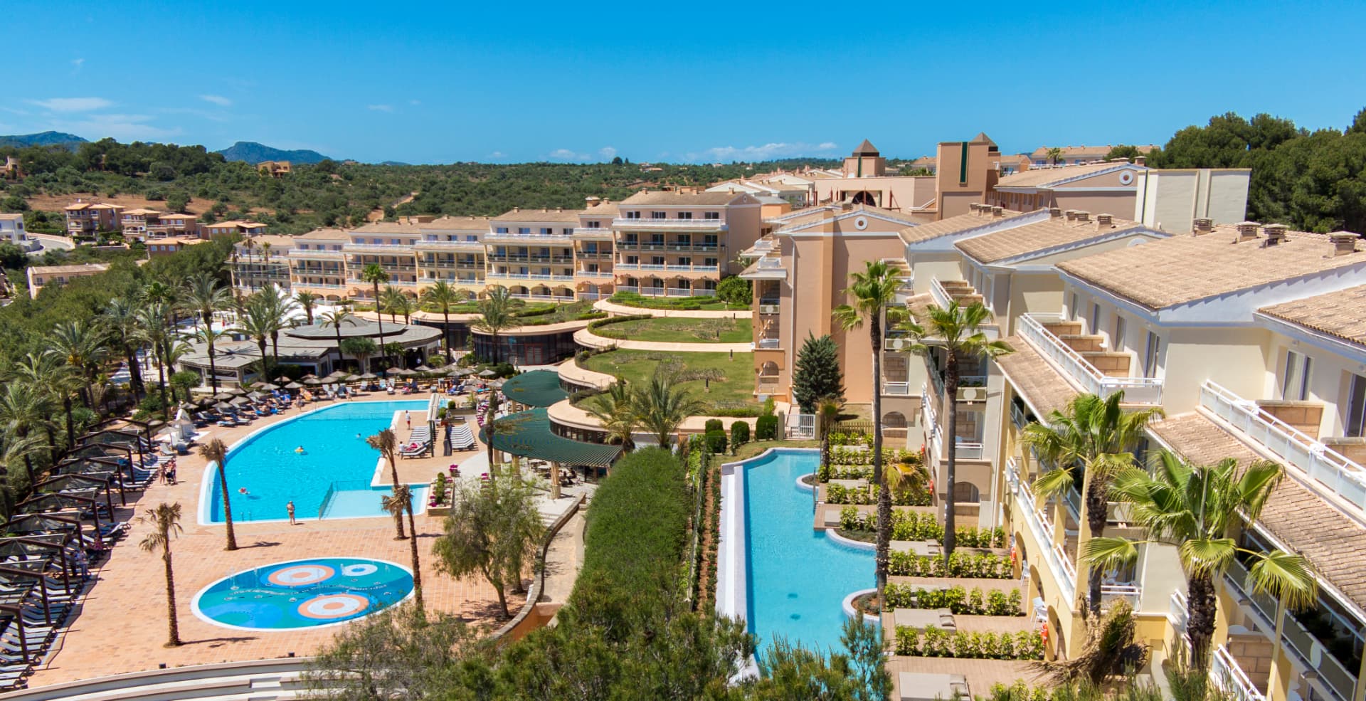 Vista aérea de las piscinas y el resort, Insotel Cala Mandía Resort & Spa
