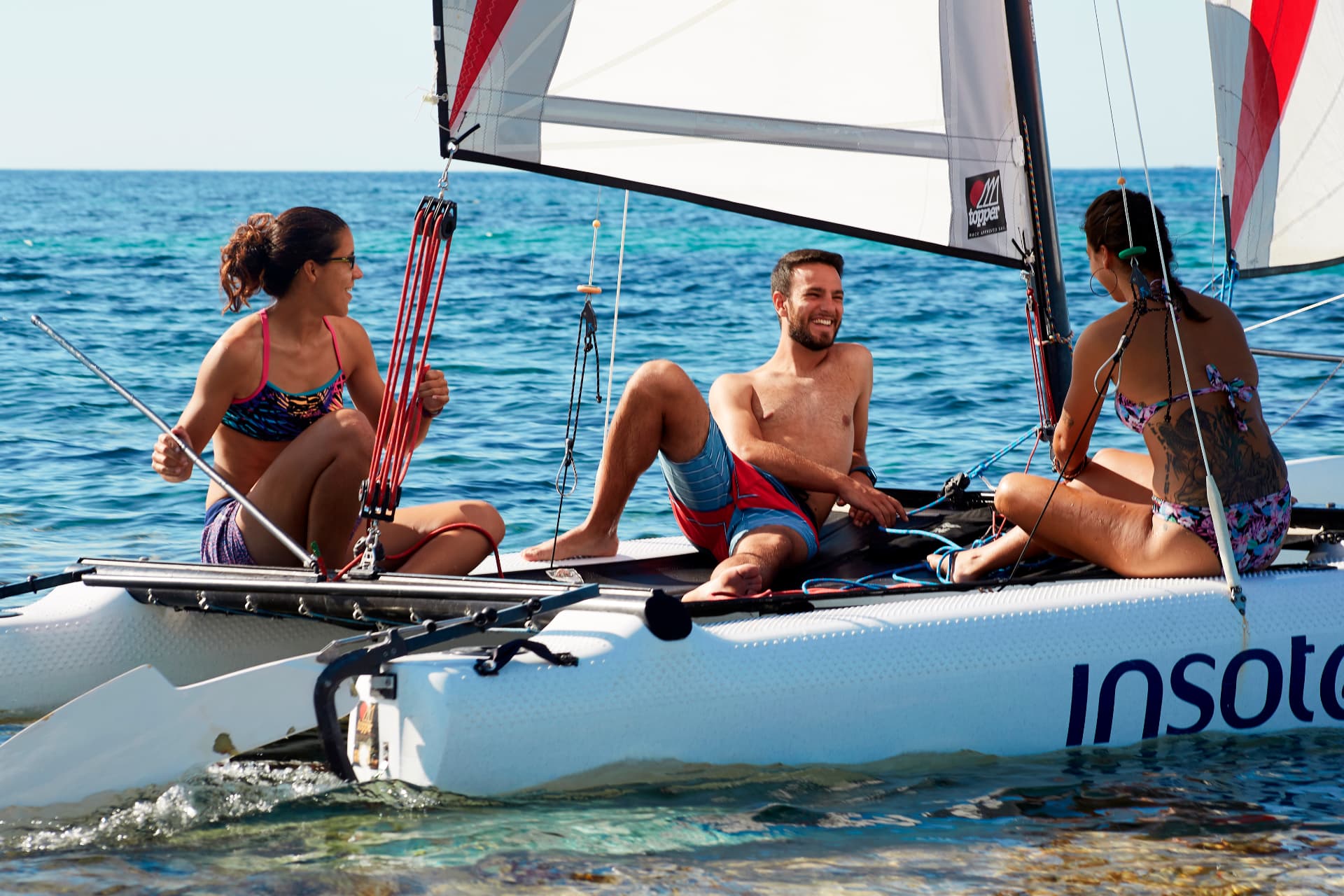 Grupo navegando en catamarán, Insotel Club Maryland