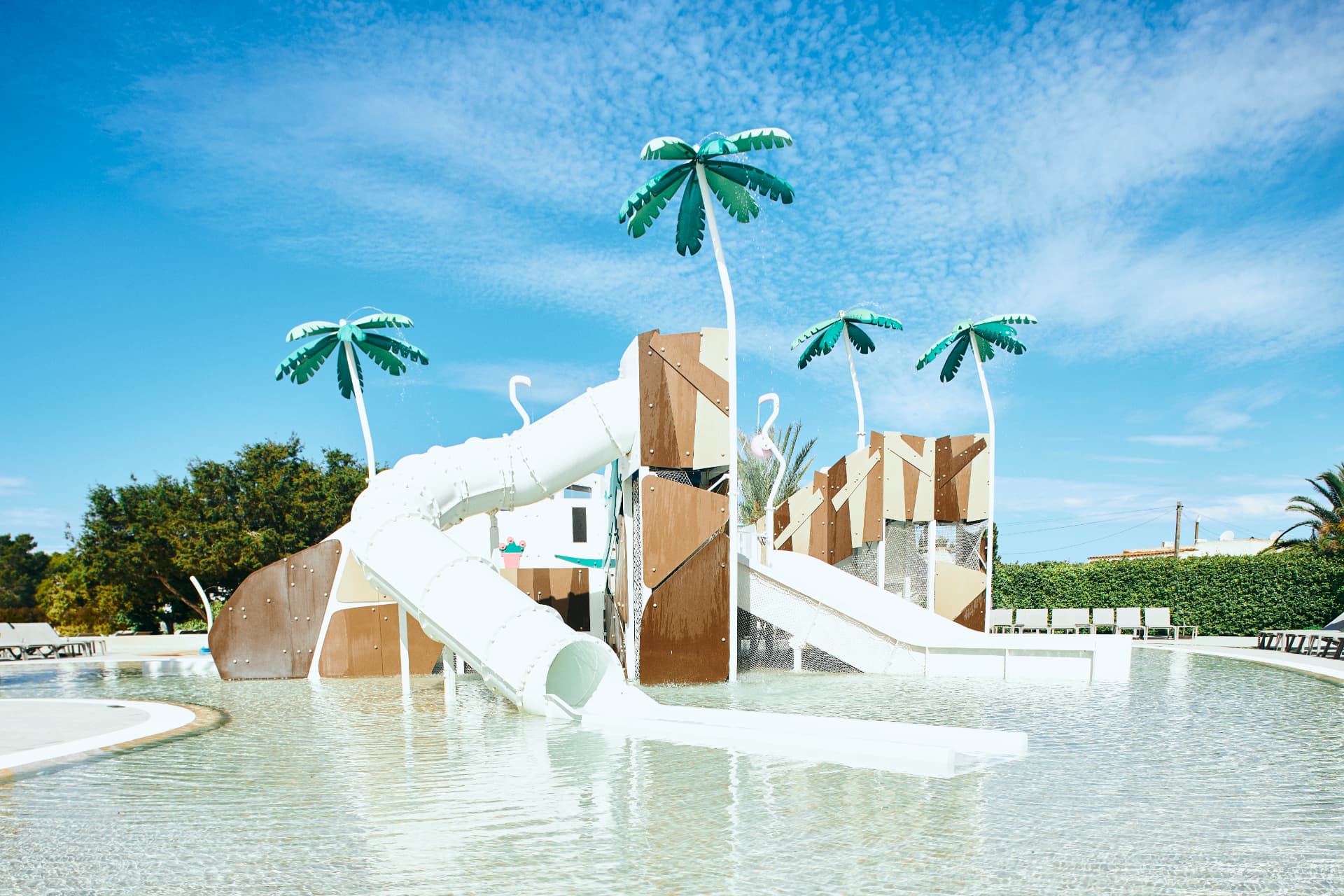 Zona infantil con toboganes en The Retreat, Tarida Beach