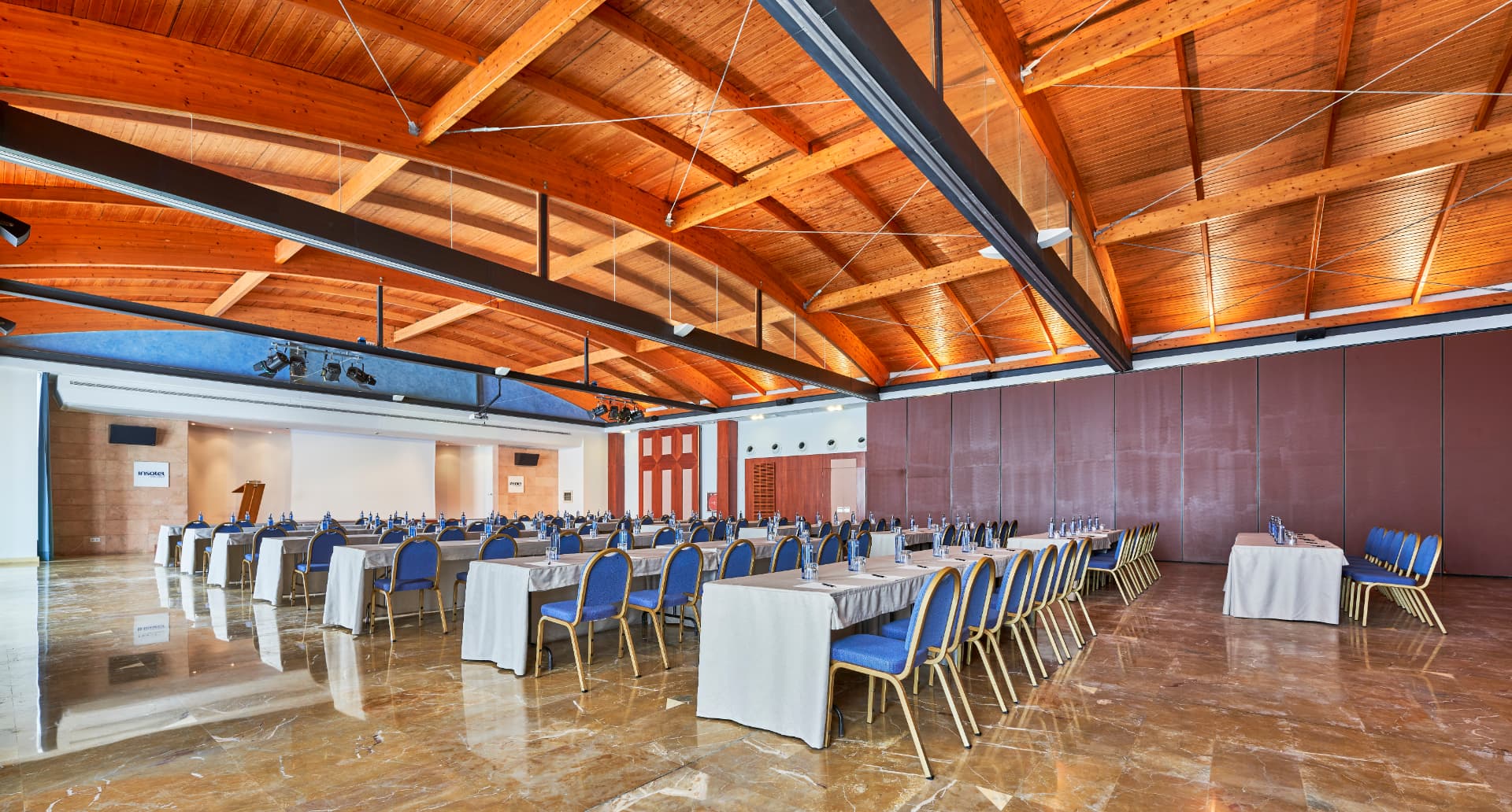 Sala Mallorca montada en configuración de mesas, Insotel Punta Prima