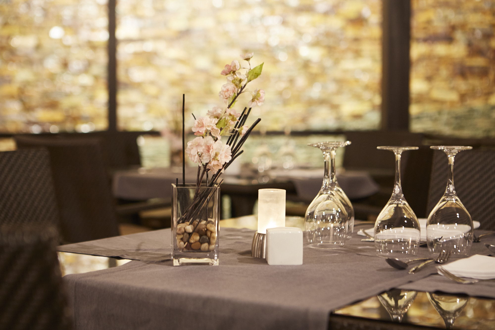 Mesa elegante con decoración floral para cena de gala en Insotel