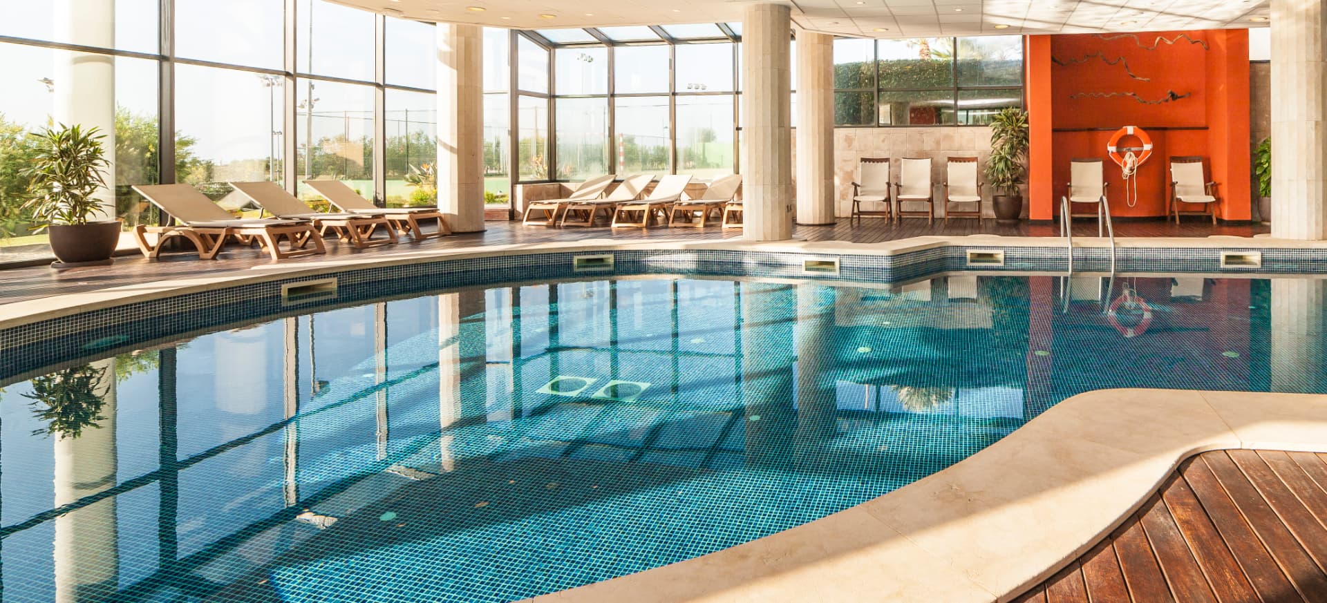 Piscina interior, espacio para incentivos en Punta Prima