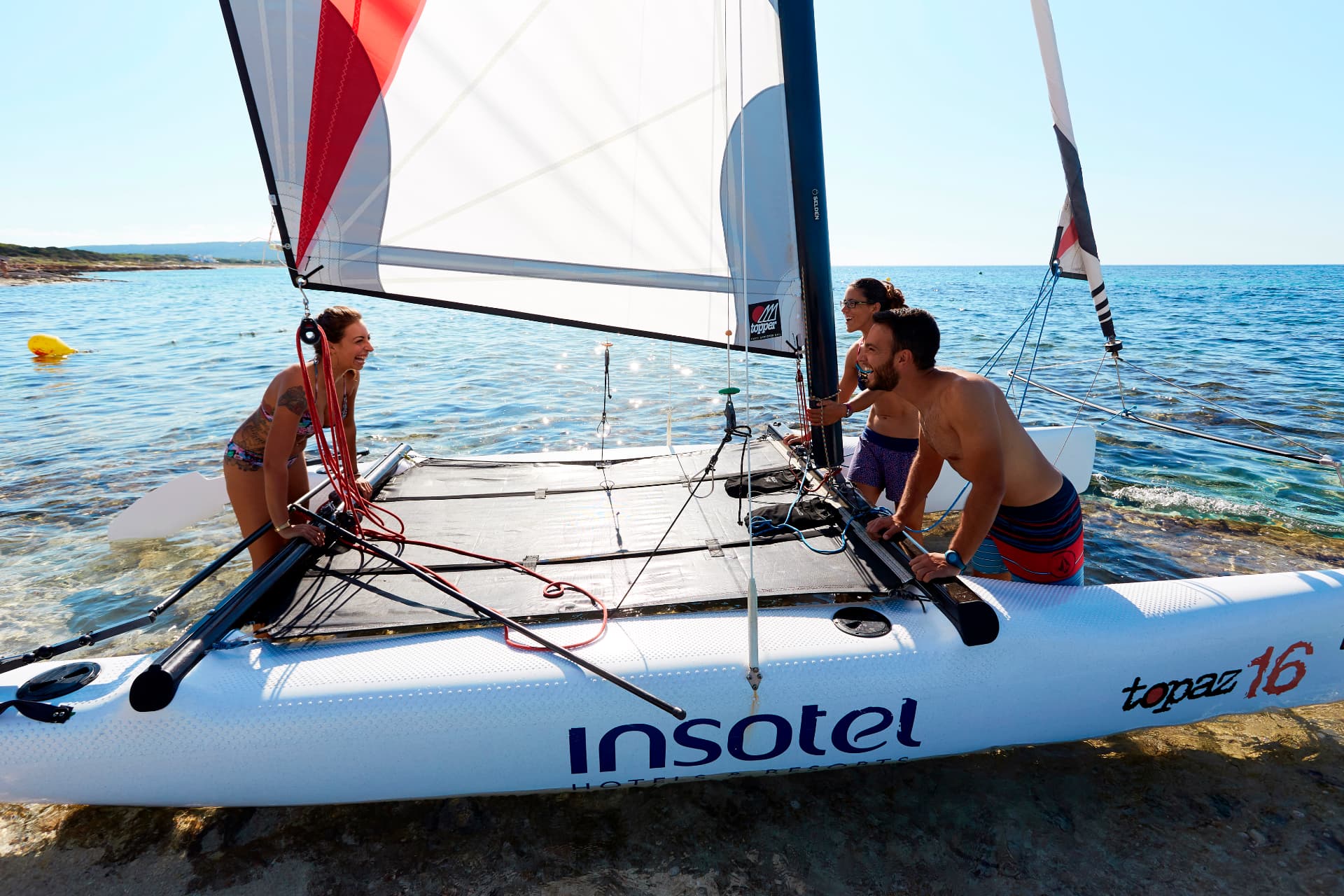 Actividad de catamarán en la playa de Insotel