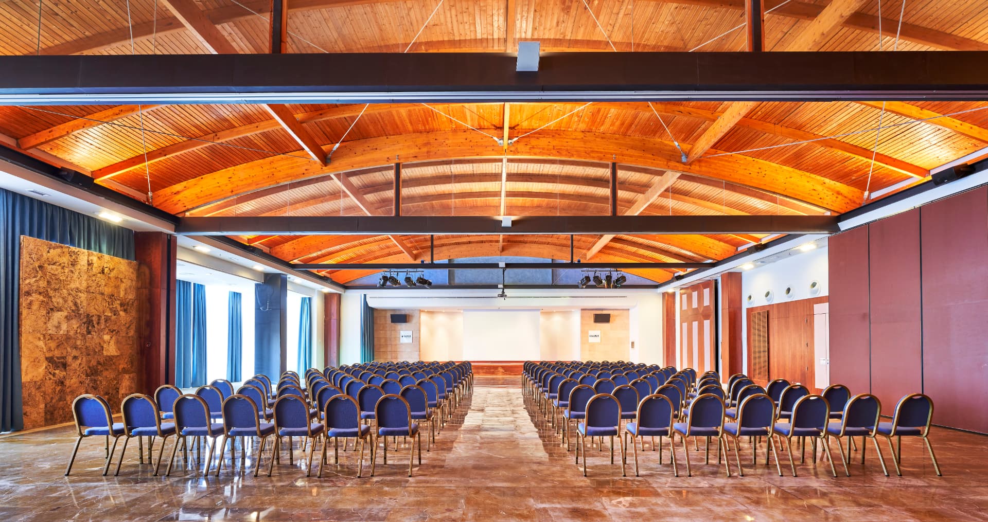 Sala de congresos en montaje teatro en Insotel Punta Prima, Menorca