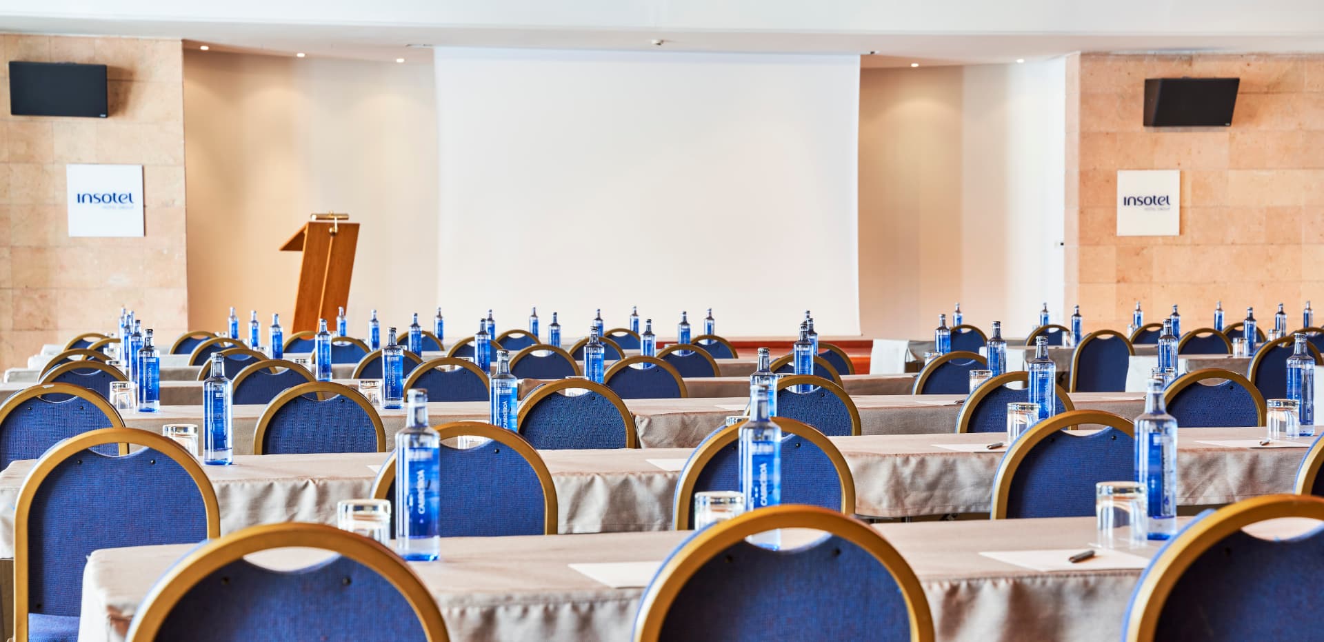 Sala de eventos montada en configuración teatro, Punta Prima