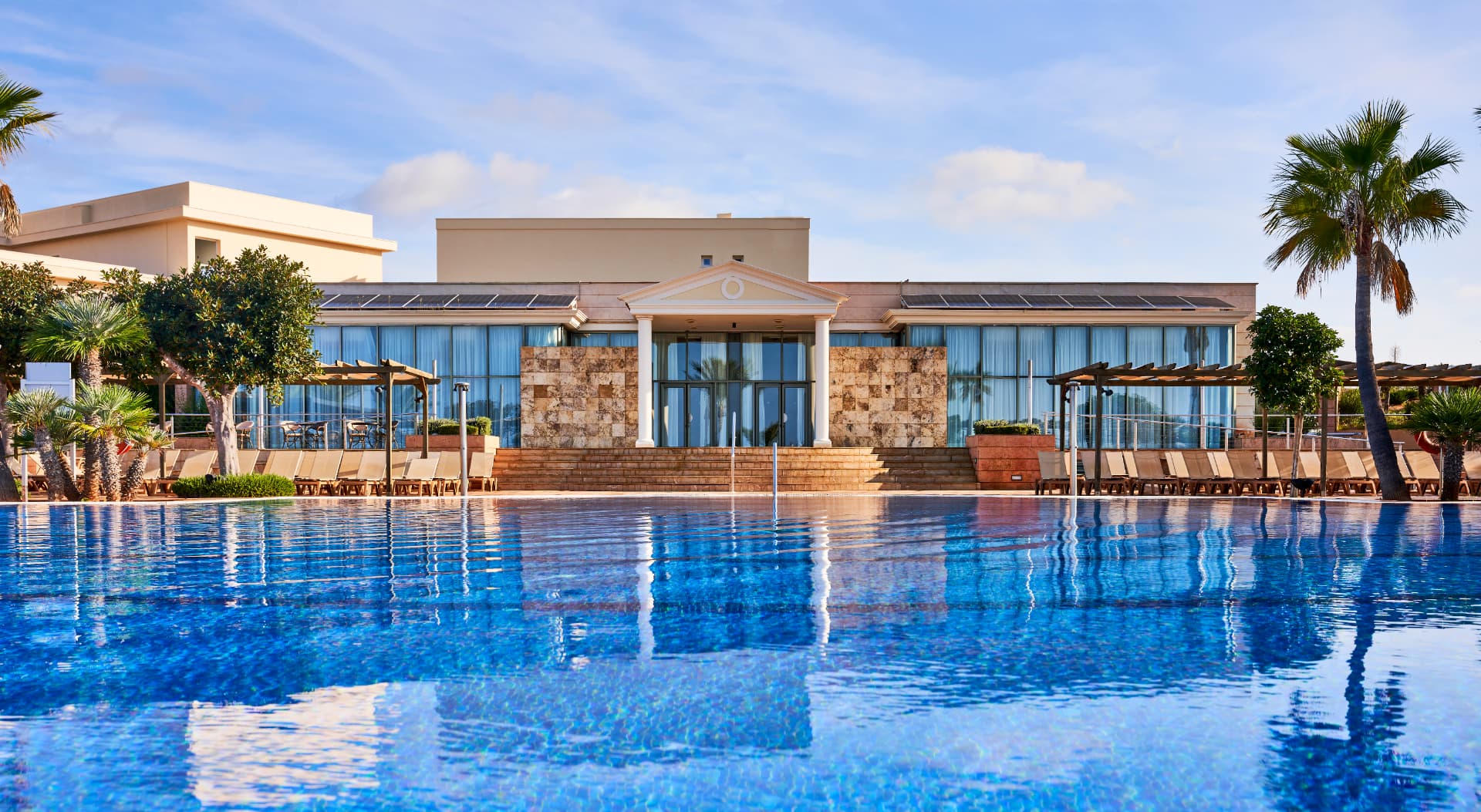 Zona de piscina vista desde las suites, Punta Prima