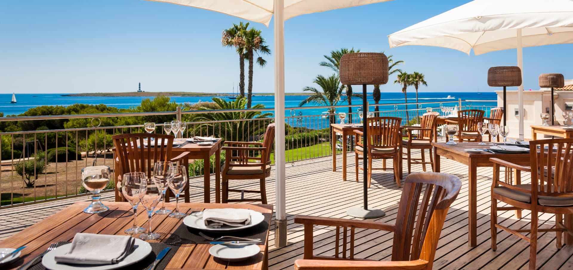 Terraza Sa Sivina con mesas y vistas al mar, Insotel Punta Prima